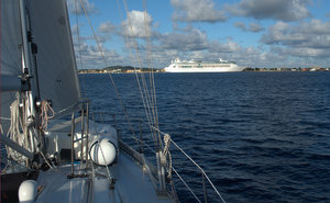 Cruiseschip Grandeur of Seas voor Kralendijk