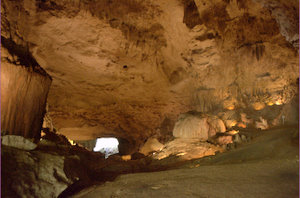 In de grot met uitgang in zicht