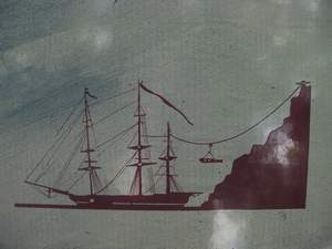 De mast wordt gebruikt bij het ophijsen van de kanonnen, zeemannen krijgen een extra grog voor het zware werk