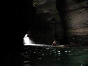 Karine zwemt in de grot