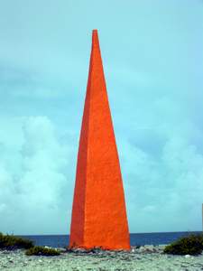 Vier obelisken in rood, wit, blauwen oranje gaven de inlaadplaatsen voor schepen aan. De kleur van de obelisk geeft de kwaliteit van het zout aan.