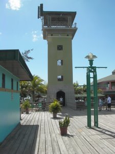 Uitzichttoren op boulevard in Playa de Ponce