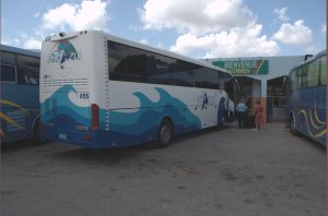 Onze bus bij een busstation onderweg naar Havanna