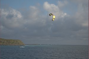 Brian kite surft bij Lynyard Cay