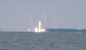 Falcon 9 raket by night