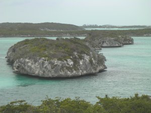 Uitzicht vanaf Staniel Cay, bij laatste eiland is de grot