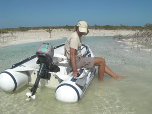 Met dinghy in kreek op Shroud Cay
