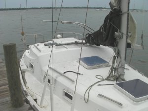Losgeslagen boot met gebroken giek, achterstag en kapotte bimini