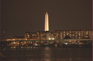Washington Monument by night vanaf de ankerplaats