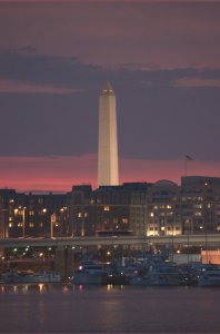 Washington Monument met ondergaande zon vanaf achterdek