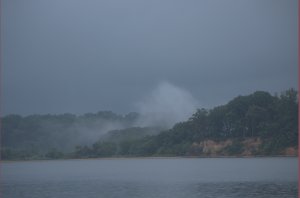 Mist in heuvels langs Sassafras River