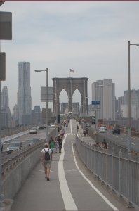 Lopend over de Brooklyn Bridge