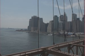 Uitzicht op Manhattan en Vrijheidsbeeld vanaf Brooklyn Bridge