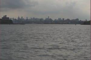 Eastriver met op achtergrond Manhattan