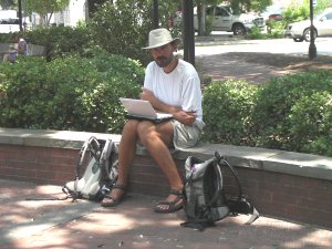 Internetten op een plein in Savannah, let op Dennis's nieuwe 'Tilly Hat'