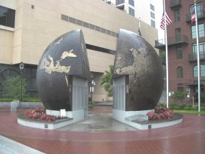 Monument voor slachtoffers WO II, de wereld was in tweeën gesplitst