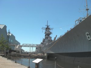 Oorlogsschip Wisconsin bij maritiem museum