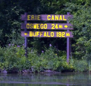 Bord op scheiding Eriekanaal en Oswegokanaal