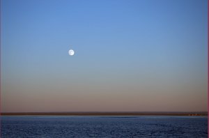 Achter: (bijna) volle maan