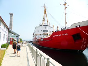 Ank en Dennis bij museum
