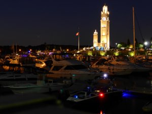 Jachthaven bij nacht
