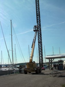 Dennis monteert antenne in mast