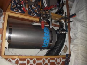 Zwarte hete luchtslang met boiler