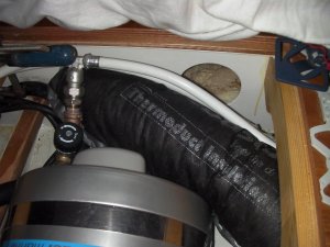 Zwarte hete luchtslang met boiler close up