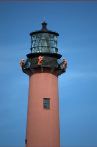 vuurtoren in kerstversiering