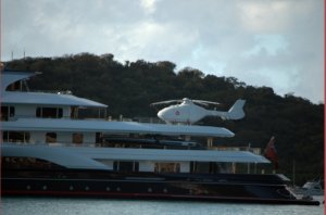 Megayacht met helicopter