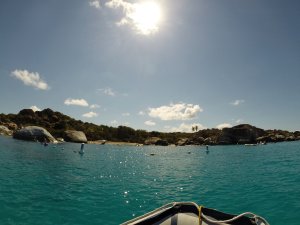 Dinghy naar afgezette strand