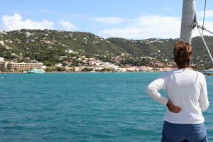 Ank op voordek naar Charlotte Amalie
