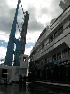 Grote boot door brug