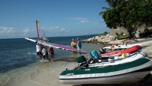 strand met dinghies