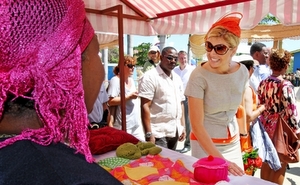 Prinses Maxima bekijkt lokale produkten