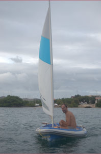 Dennis zeilt op het Spaanse Water in de bijboot van Sally Lightfoot