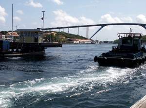 Emmabrug stukje open voor een boot