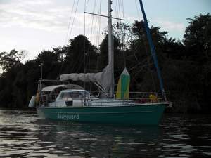 Bodyguard voor anker op Surinamerivier