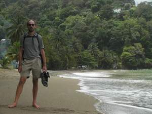Dennis op het strand van Man O'War Bay