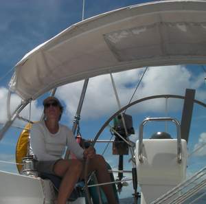 Halve bimini geeft roerganger schaduw