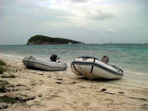 Dinghies wachten op barbecuende baasjes