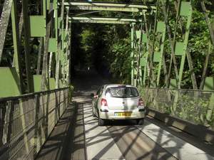 Twingo op brug over Rivire Potiche