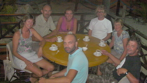 Verjaardagsbezoek, met klok mee: Dennis, Shelley, Jaques, Ank, Tom, Simon, Annette