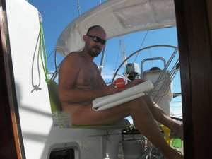 Dennis lijmt onderweg de opblaasbare bodem van de bijboot