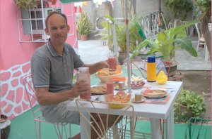 Heerlijk ontbijt met gebakken eieren en vers fruit in Casa Particular
