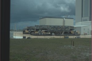 Gigantische platform met rupsbanden, gebruikt voor transport van de Space Shuttle 