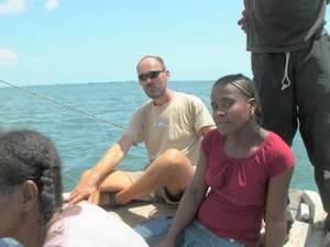 Stuurman Dennis op houten vissersboot