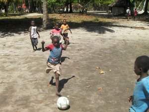 Voetballen met blote voeten op het plein