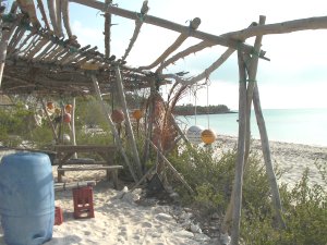 Hut van wrakhout op Hog Cay, Ragged Islands