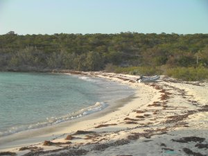 Dinghy op het strand van Nurse Cay